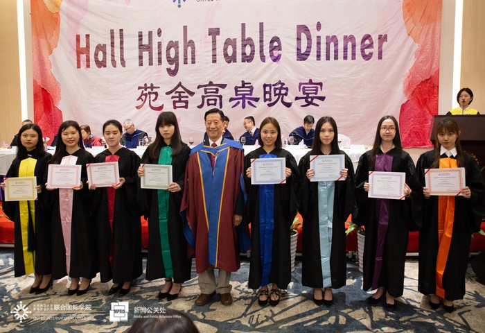 109 HTD吴校长为苑舍干事和舍监颁发证书