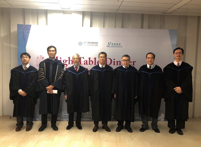 高桌嘉宾从左至右