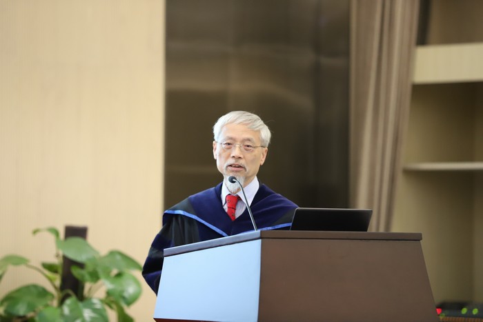 曾镜涛教授在演讲中