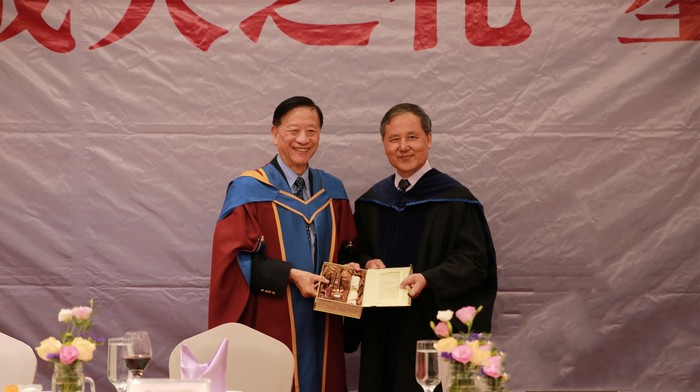 UIC校长吴清辉教授向李喜根教授赠送纪念品