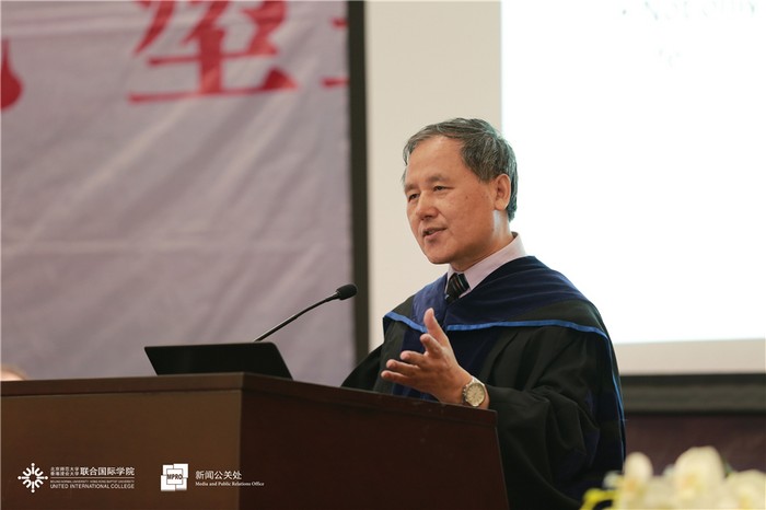 香港城市大学媒体与传播系主任李喜根教授鼓励学生们进行探索学习