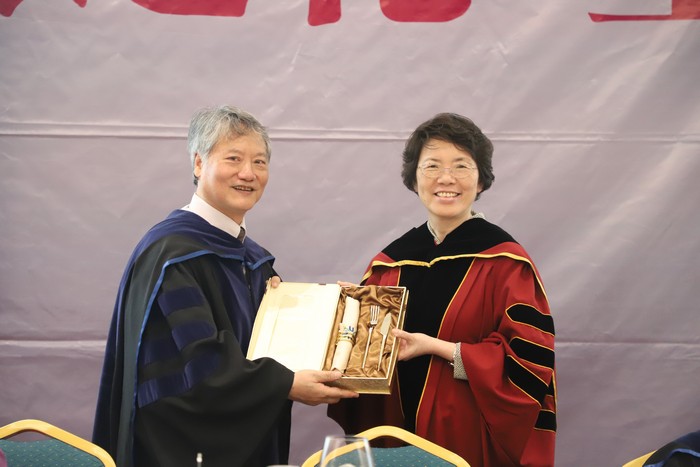 宋美璍院长向谭博士赠送高桌礼物