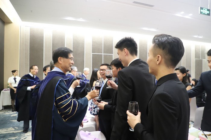 钟森文教授与同学们亲切交流